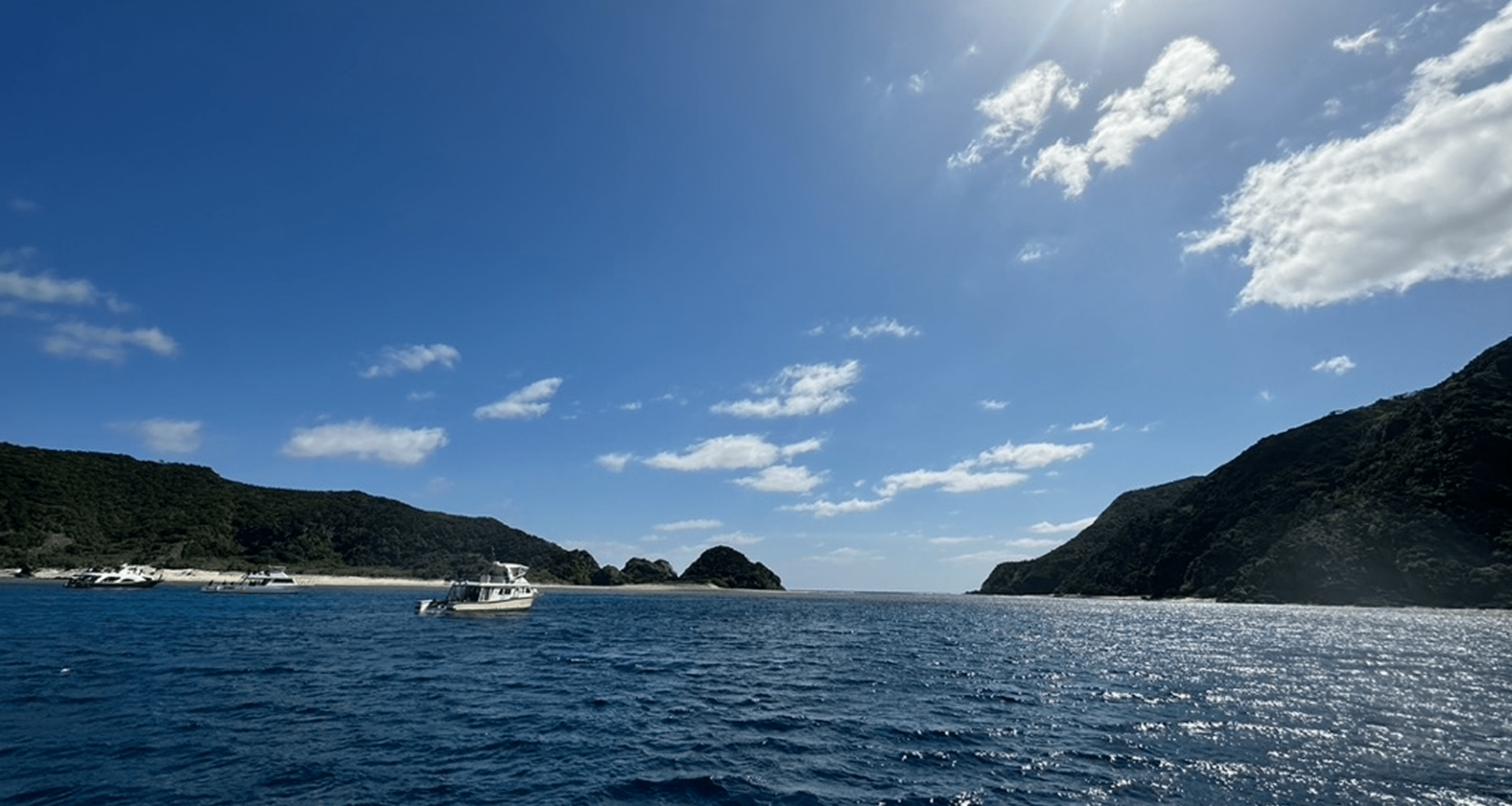 海上の海と船と島